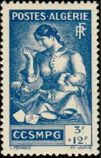 Femme donnant de la bouillie à un bébé